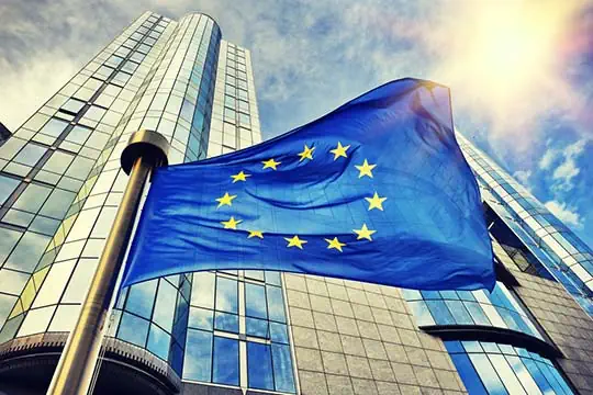 Europäische Flagge vor einem Hochhaus