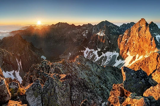 Berggipfel Panorama im Sonnenschein