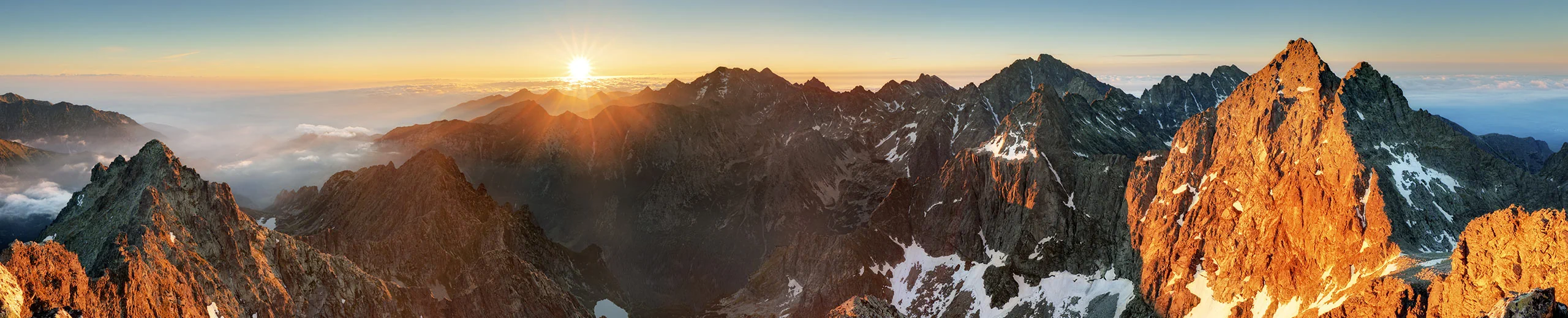 Eine Berglandschaft im Sonnenschein