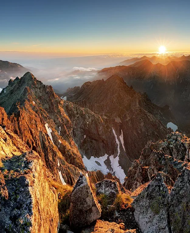 Eine Berglandschaft im Sonnenschein