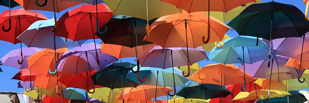 Viele hängende, bunte Regenschireme