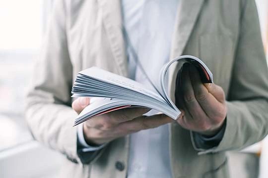 Mann blättert in einem Buch