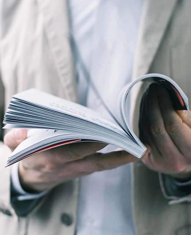 Person blättert in einem Buch 