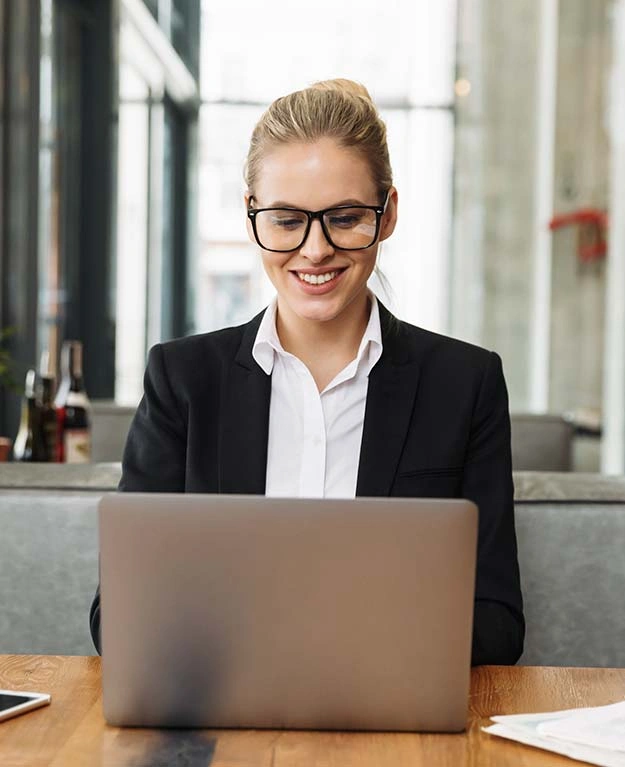 Frau liest auf ihrem Laptop