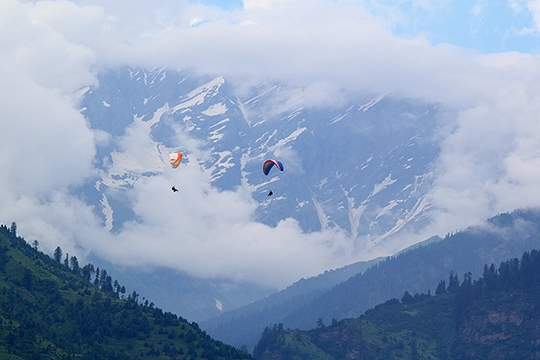 Paragleiter in den Bergen