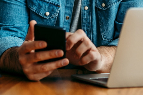 Eine Person hat ein Smartphone in der Hand