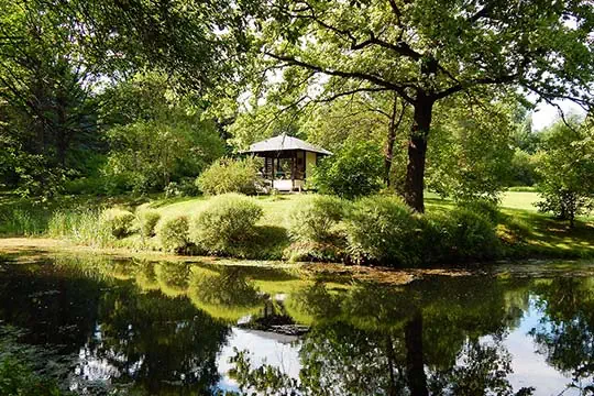 ein japanischer Pavillon im Grünen