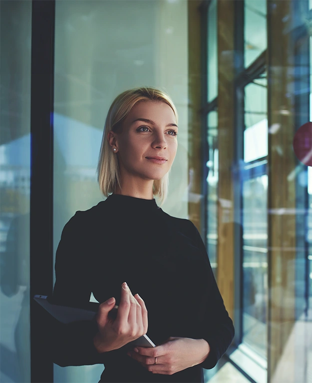 Eine junge Businessfrau hält ein Tablet in der Hand