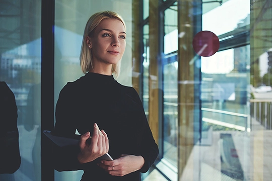 Eine Frau hält Unterlagen in den Händen