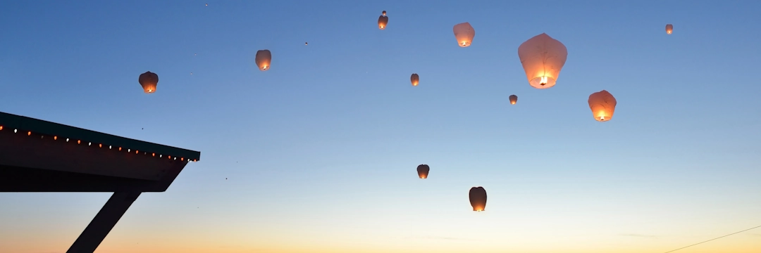 Laternen steigen in den Himmel