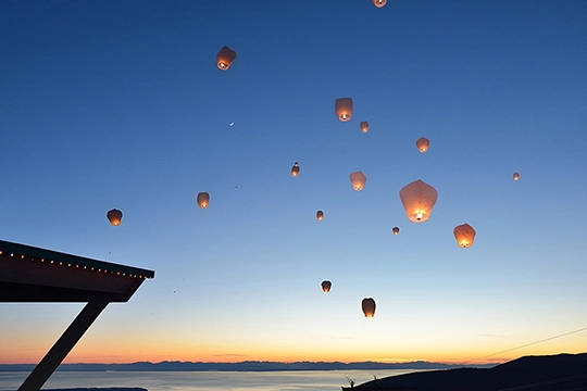 Laternen steigen in den Himmel