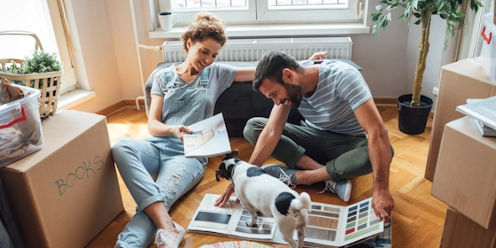 Ein Paar mit Farbkarten in der gemeinsamen Wohnung