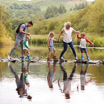 Eine Familie spielt in einer Wasserlacke