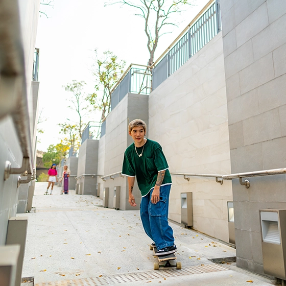 ein Bursche auf einem Skateboard