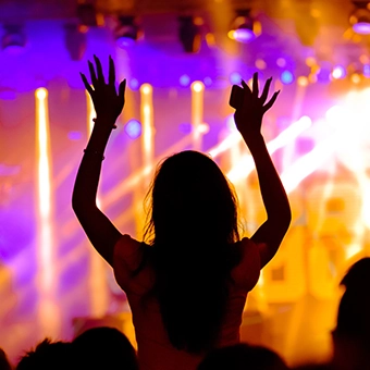 Leute tanzen bei einem Open-Air Konzert