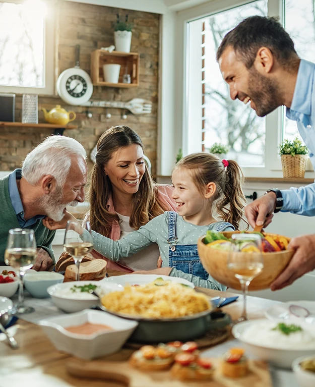 Fröhliche Familie aus mehreren Generationen