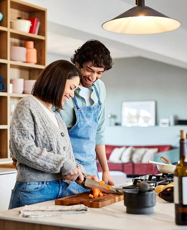 Ein Paar kocht gemeinsam in der neuen Küche