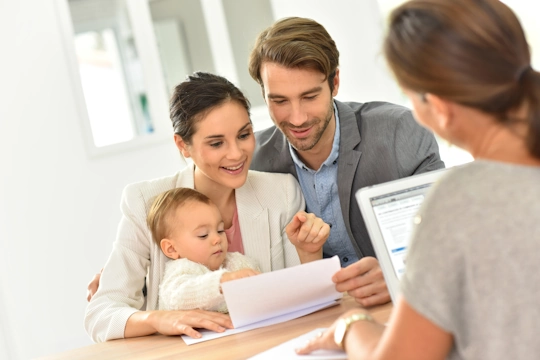 Eine Familie vor einer Beraterin