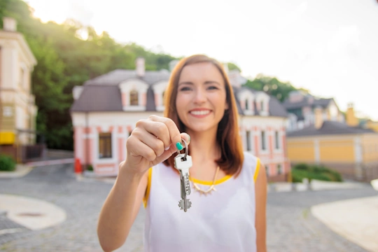 Eine Frau hält Schlüssel in der Hand