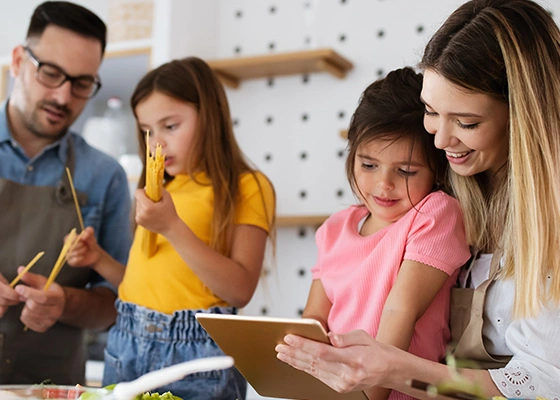 Eine Familie kocht gemeinsam in der Küche