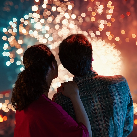 Paar beobachtet ein Feuerwerk