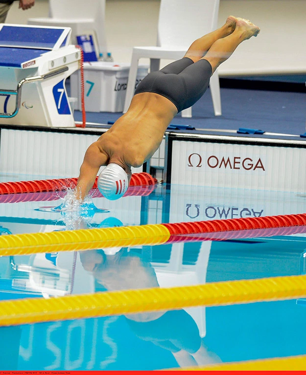 Andreas Onea springt ins Wasser