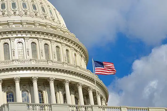 Capitol mit der amerikanischen Flagge