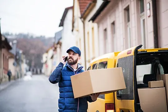 Ein Mann mit Paketen