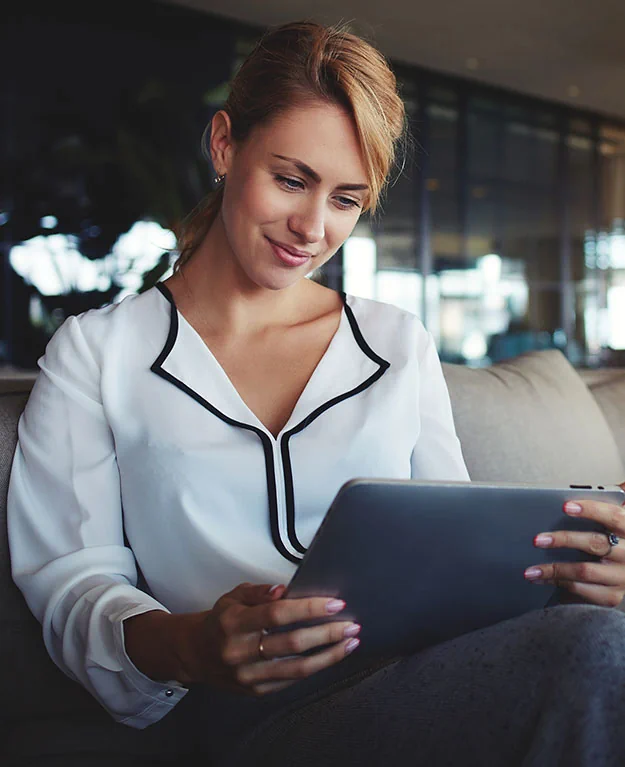 Frau schaut auf Tablet