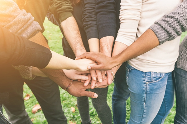 Eine Gruppe hält sich an den Händen