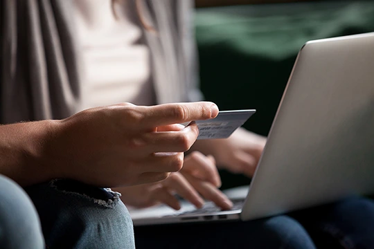 Zwei Hände halten ein Smartphone in der Hand