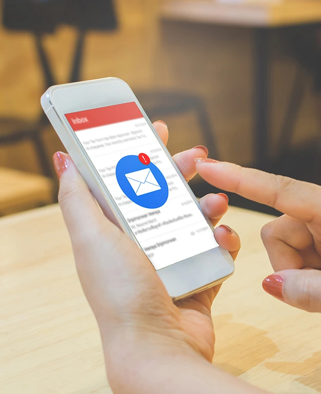 Ein Smartphone zeigt eine Mail-App