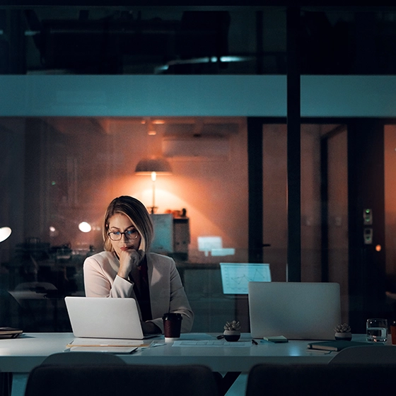 eine Frau  in einem Büro vor dem Computer