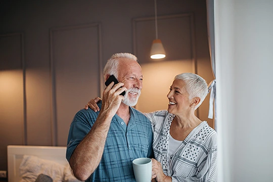 Ein altes Ehepaar am Telefon