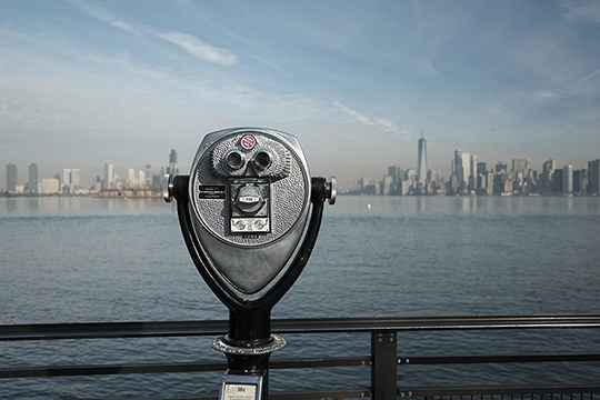 Aussichtspunkt mit Fernglas auf Manhatten