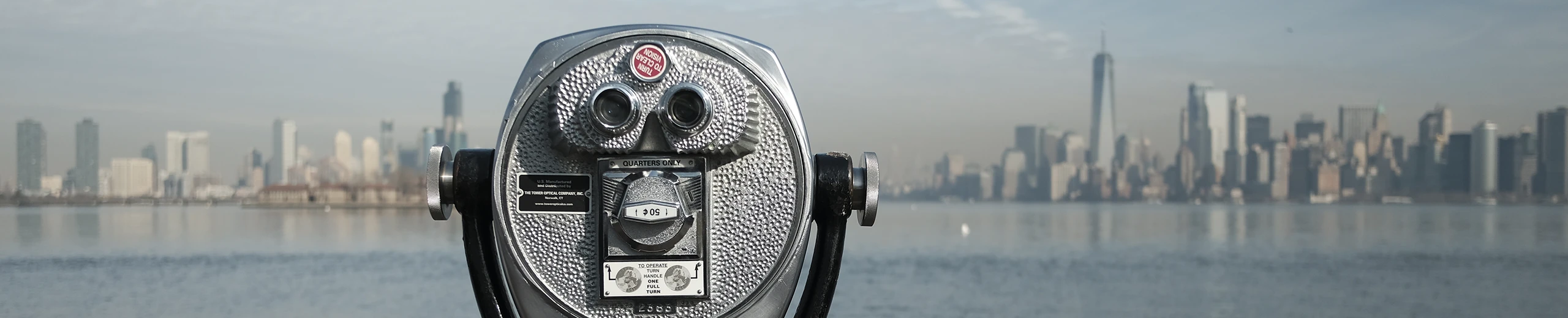 Fernrohr mit Ausblick auf Manhatten