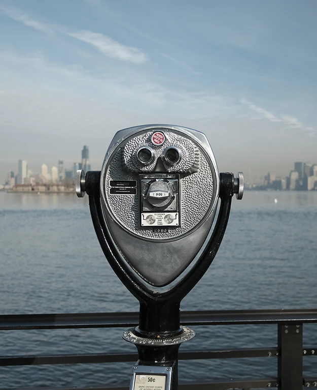 Fernrohr mit Ausblick auf Manhatten