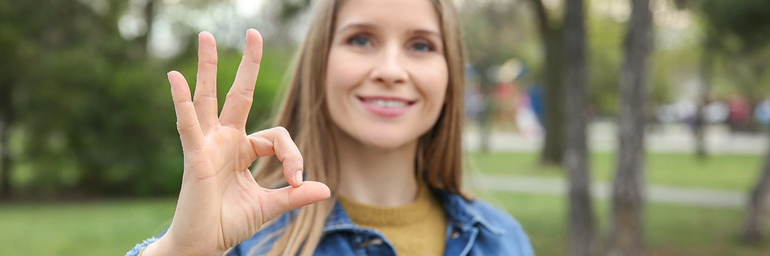 Eine Frau macht ein Handzeichen