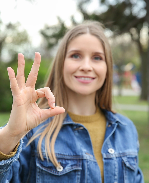 Eine junge Frau spricht in Gebärdensprache