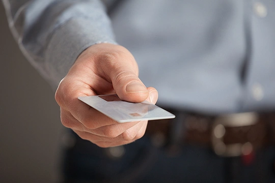 Ein Mann hat eine Debitkarte in der Hand