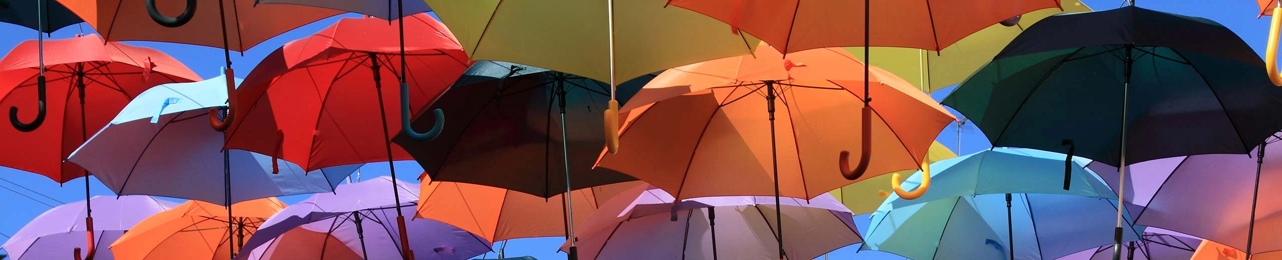 Viele bunte aufgespannte Regenschirme