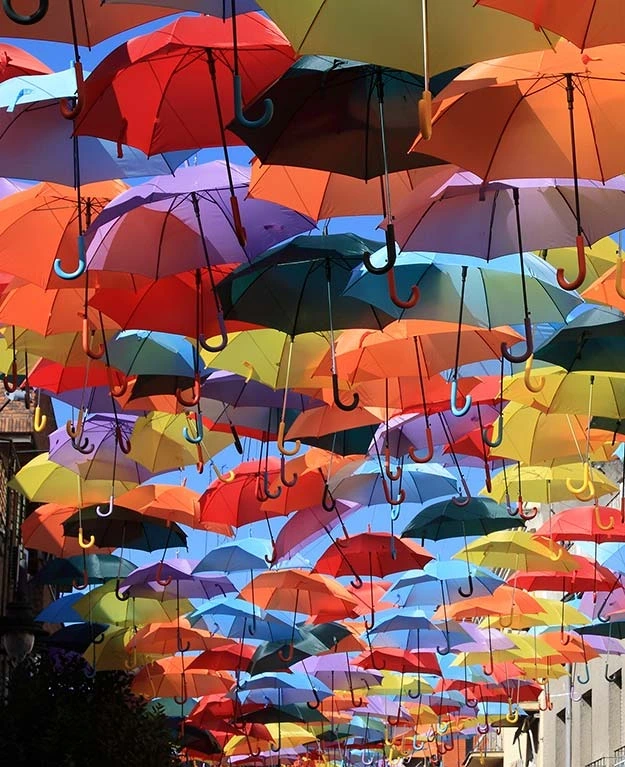 Viele bunte aufgespannte Regenschirme