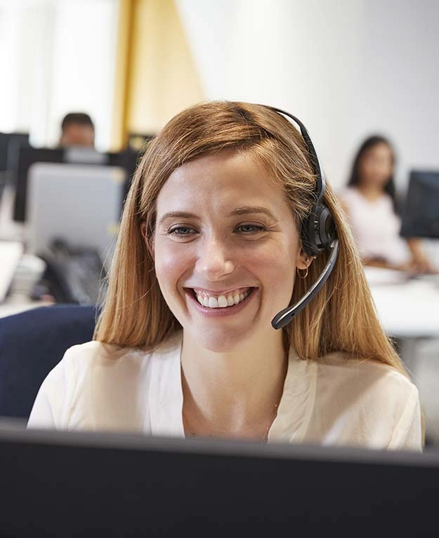 Frau telefoniert mit einem Headset