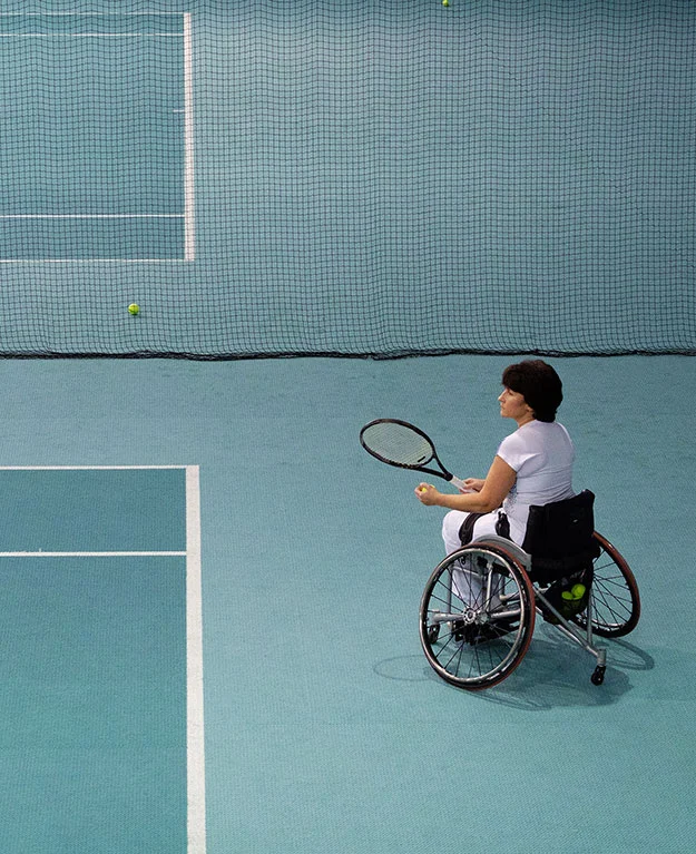 Eine Rollstuhltennisspielerin auf dem Platz