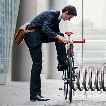 Ein Mann im Anzug neben seinem Fahrrad